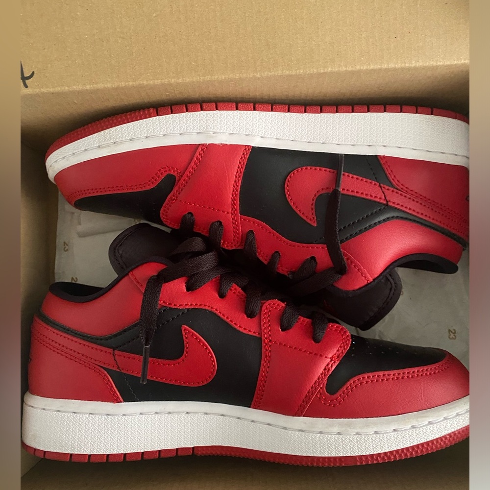 🎀 red and black jordan lows